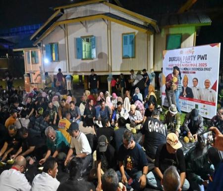 Ratusan peserta dan masyarakat setempat memadati halaman Rumah Singgah Tuan Kadi Pekanbaru pada acara Durian Party yang diselenggarakan oleh PWI sebagai bagian dari rangkaian peringatan Hari Pers Nasional. (foto: istimewa)